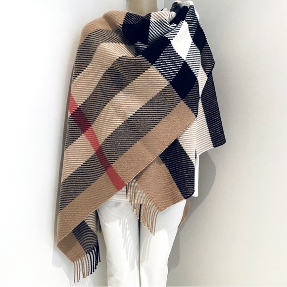 BURBERRY CHECK WOOL & CASHMERE FRINGE CAPE. - Picture 3 of 12